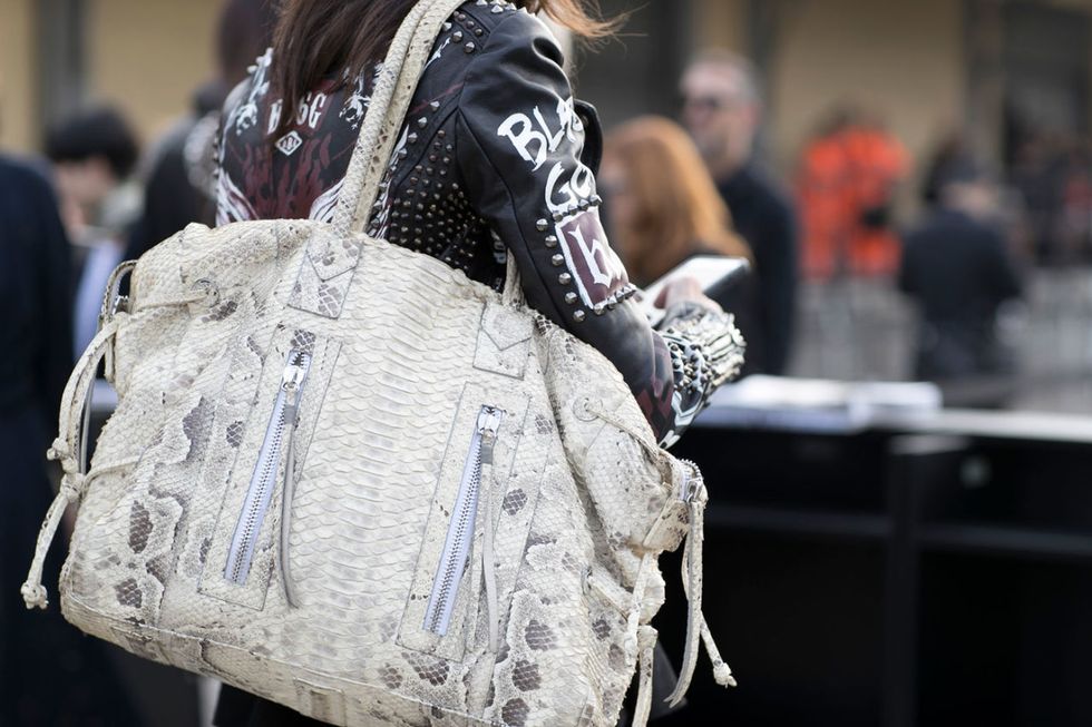 street style: le borse e le scarpe alla milano fashion week