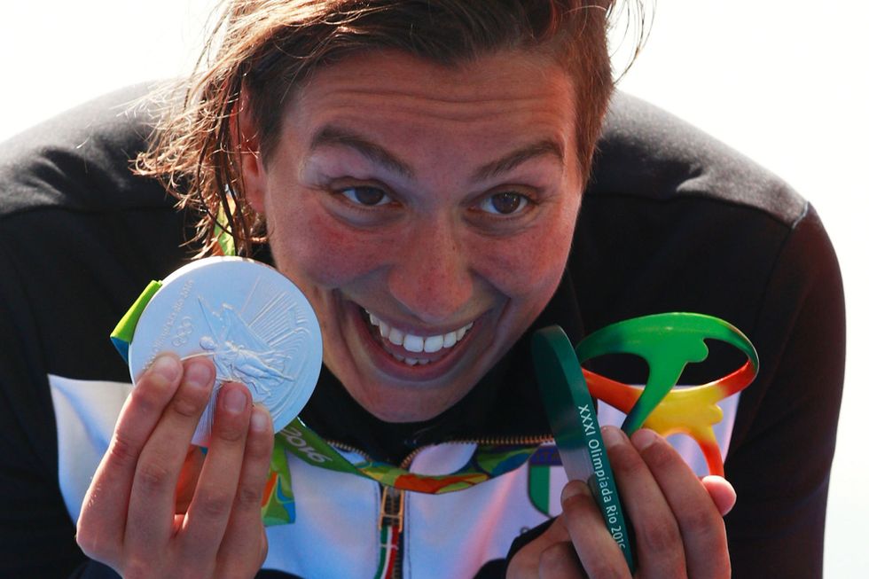 <p>Le parole di Rachele Bruni, medaglia d'argento alle Olimpiadi di Rio 2016 nella 10 km nel nuoto di fondo, hanno fatto il giro del mondo. Lei ha dedicato la sua medaglia anche alla compagna, Diletta, e <a href="http://www.elle.com/it/magazine/storie/a1550/olimpiadi-2016-lgbt-amore/">ha commentato</a>: «Ho dedicato il mio argento anche a Diletta: non ho mai fatto coming out ma non mi sono neanche mai preoccupata dei pregiudizi. Io vivo la mia vita con naturalezza. Dite che ci vuole coraggio? Non lo so, so solo che mi è venuto naturale pensare alla mia Diletta. E non ai pregiudizi della gente».</p>