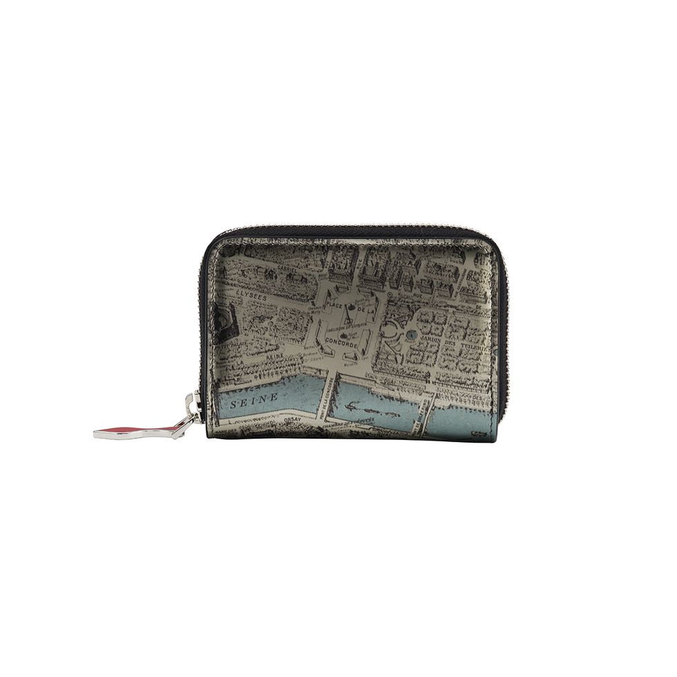 <p>Pochette portafoglio della capsule collection Plan de Paris autunno inverno 2016 di Christian Louboutin: si infila in borsa come una cartina di Parigi.</p>