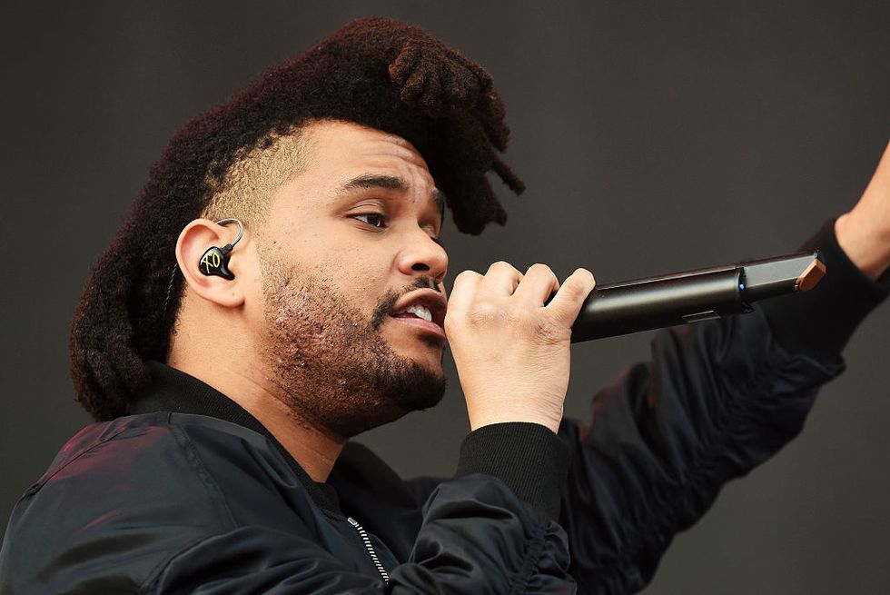 <p>Speriamo che <a href="http://www.elle.com/it/magazine/personaggi/news/g583/met-gala-2016-foto-coppie-red-carpet/?slide=9" target="_blank">The Weeknd</a> continui a essere così prolifico, perché come fa, fa bene. Stavolta il canadese classe 1990 se n'è uscito con una collaborazione con il duo elettronico tra i più venerati nel mondo, ovvero i Daft Punk, che lo hanno accompagnato in questa <em>Starboy (</em>guarda il video <a href="https://www.youtube.com/watch?v=34Na4j8AVgA" target="_blank">qui</a>) primo singolo e title track del nuovo album del golden boy di Toronto (che ha appena disegnato anche una collezione per Puma) da mettere al volo nella vostra playlist ottobrina. </p>