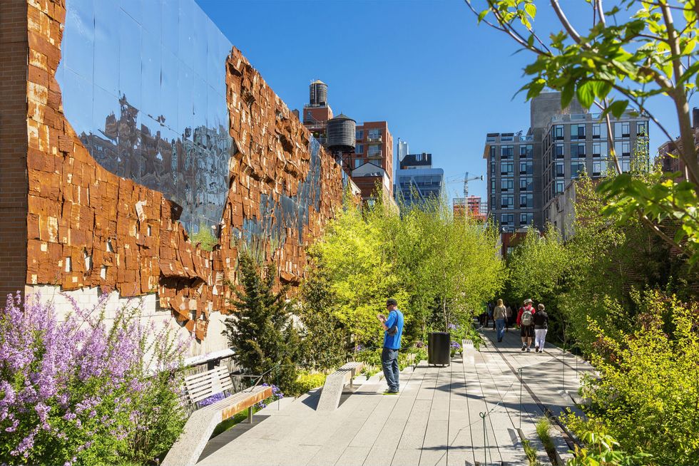 <p>Sul modello de La Promenade Plantée di Parigi, la High Line è un parco pubblico sopraelevato, costruito sui binari abbandonati lungo la 10th Avenue, tra Meatpacking District e West 30s. Il percorso è scandito da installazioni artistico e tappe per il cibo; spettacolari gli scorci del fiume Hudson, soprattutto al tramonto.</p>