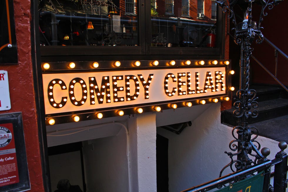 <p>Assistere a uno spettacolo al <strong>Comedy Cellar</strong> è un'ottima scelta. Questo famoso locale è uno dei migliori della città e vi si esibiscono comici come Luois CK, Chris Rock e Dave Chapelle, ben noti per le loro improvvisazioni.</p>