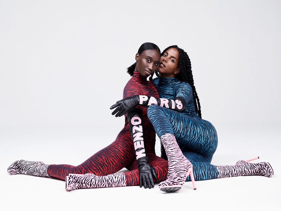 Interaction, Knee, Pattern, Comfort, Thigh, Love, Romance, Sock, Kiss, Photo shoot, 