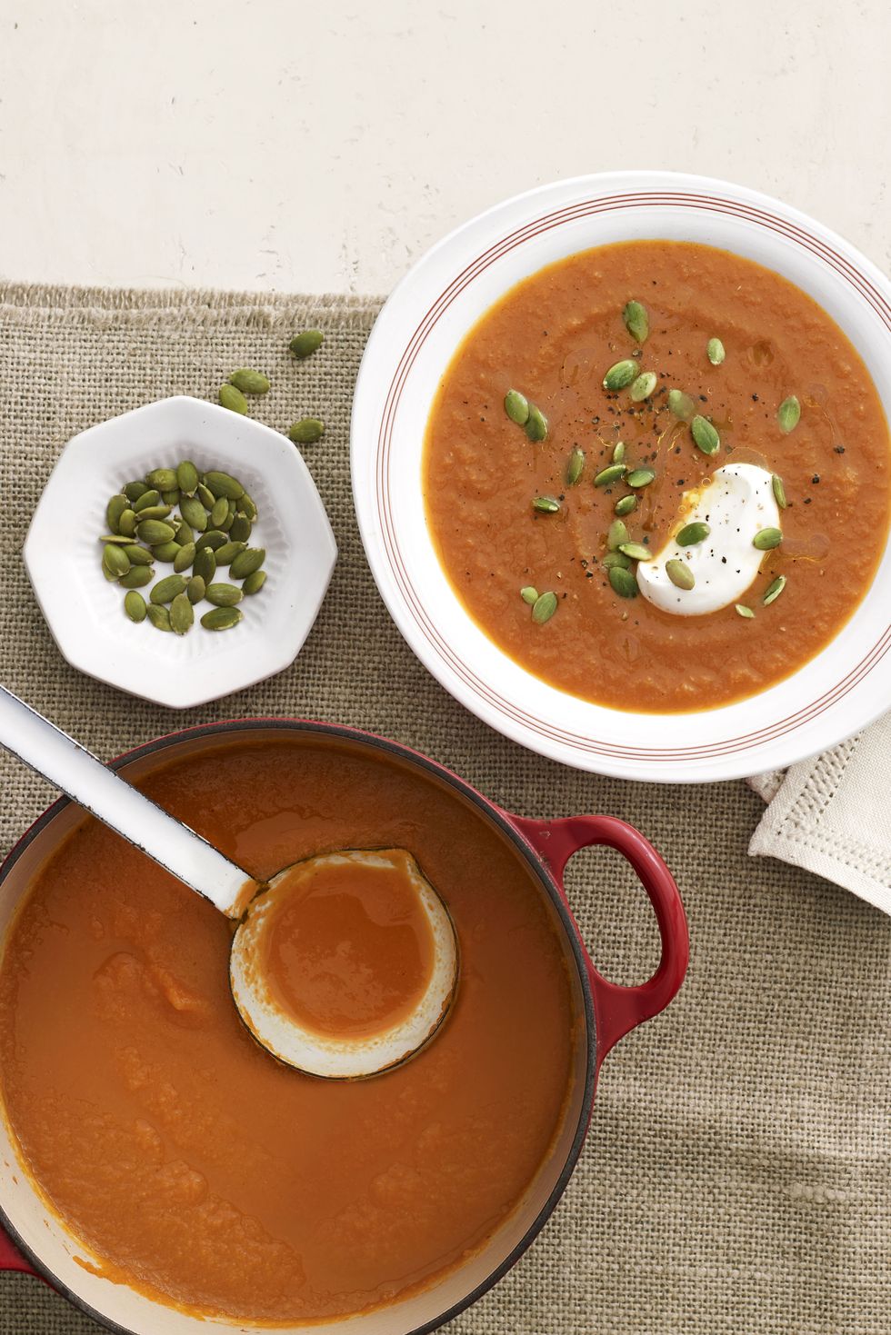 <p>Se ti serve un ingrediente per guarnire e arricchire la zuppa, i semi di zucca sono un'idea vincente.</p>