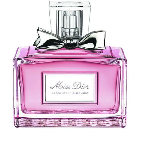 <p>Con frutti rossi, rosa di grasse, rosa damascena, peonia e muschi bianchi. Miss Dior Absolutely Blooming, <strong>Dior</strong> (da € 66,50).<br></p>