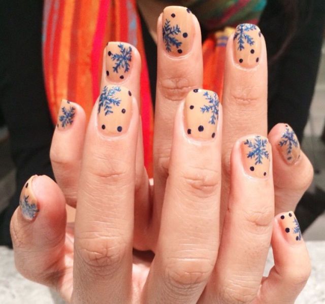 <p>Shimmery snowflakes too pretty not to have on every nail.</p><p><a href="https://www.instagram.com/purplenailbox/?hl=en" target="_blank" data-tracking-id="recirc-text-link"><em data-redactor-tag="em" data-verified="redactor">@purplenailbox</em></a></p>