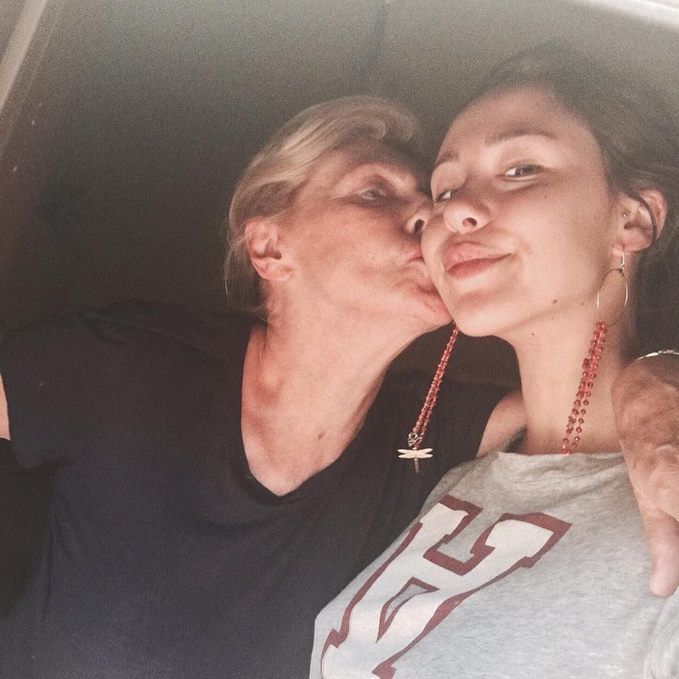 <p>Legatissima a nonna Ineke, Aurora pubblica spesso selfie di lei con la bionda mamma di Michelle Hunziker che non manca di riempire di complimenti.</p>
