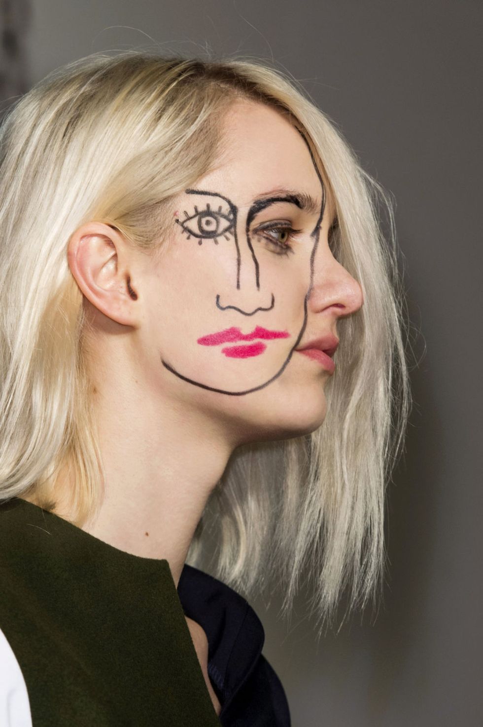 <p>Un nuovo volto è disegnato sui lati del viso con matita nero e rossetto. </p>