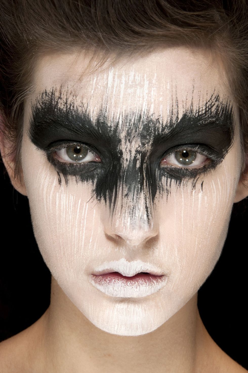 <p>Labbra bianche e occhi neri effetto mascherina, realizzati con ombretto in crema nero e kajal. </p>