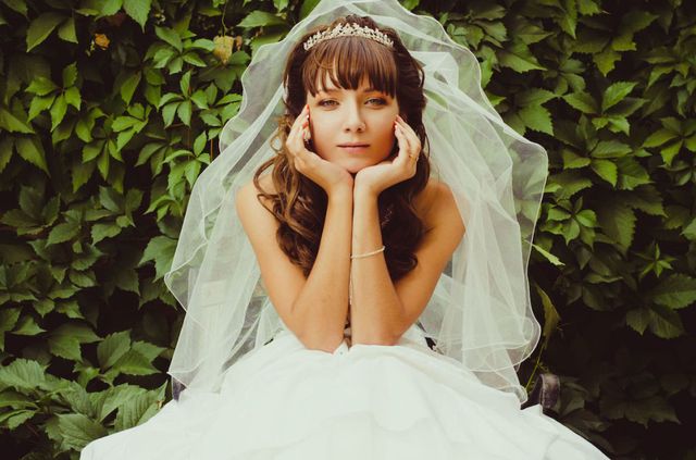 sposa giovane in abito bianco con tiara