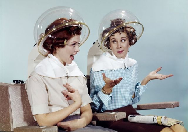 due donne sotto il casco del parrucchiere negli anni 60