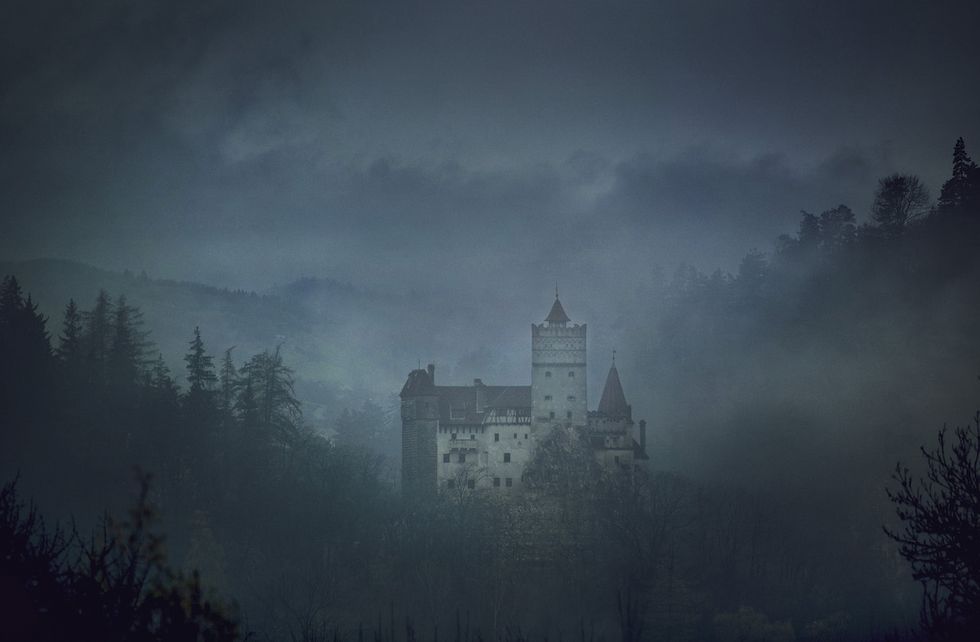 halloween-airbnb-Night-at-Dracula-2