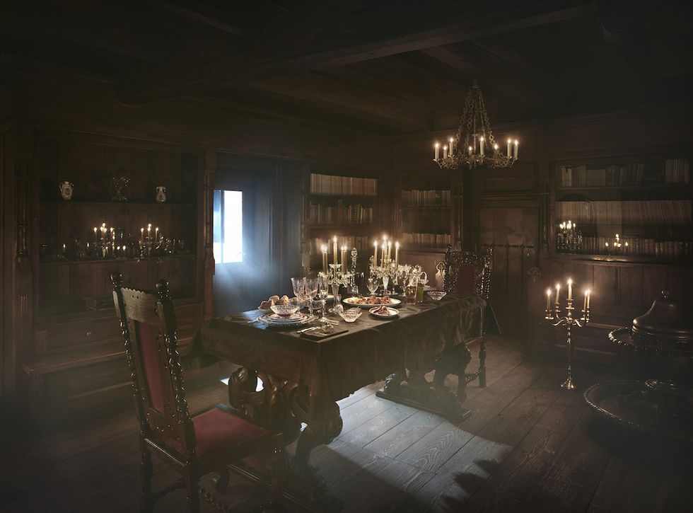 halloween-airbnb-Night-at-Dracula libro transilvania tavola candele