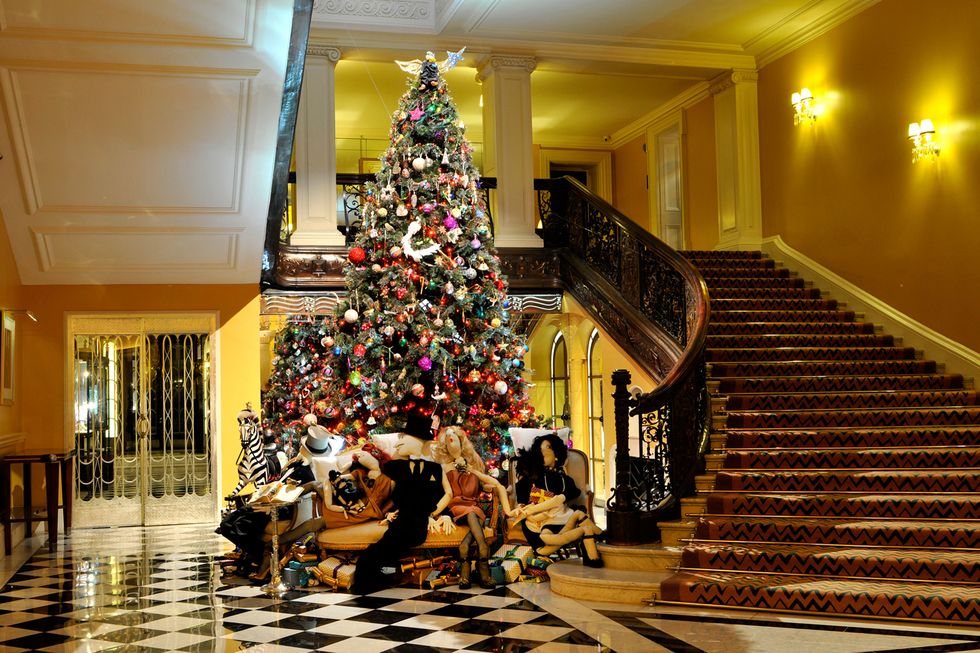 Lighting, Stairs, Interior design, Property, Christmas decoration, Christmas tree, Room, Interior design, Christmas ornament, Floor, 