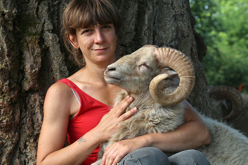 Silvia Canevara con uno dei suoi esemplari che alleva nella campagna lodigiana.