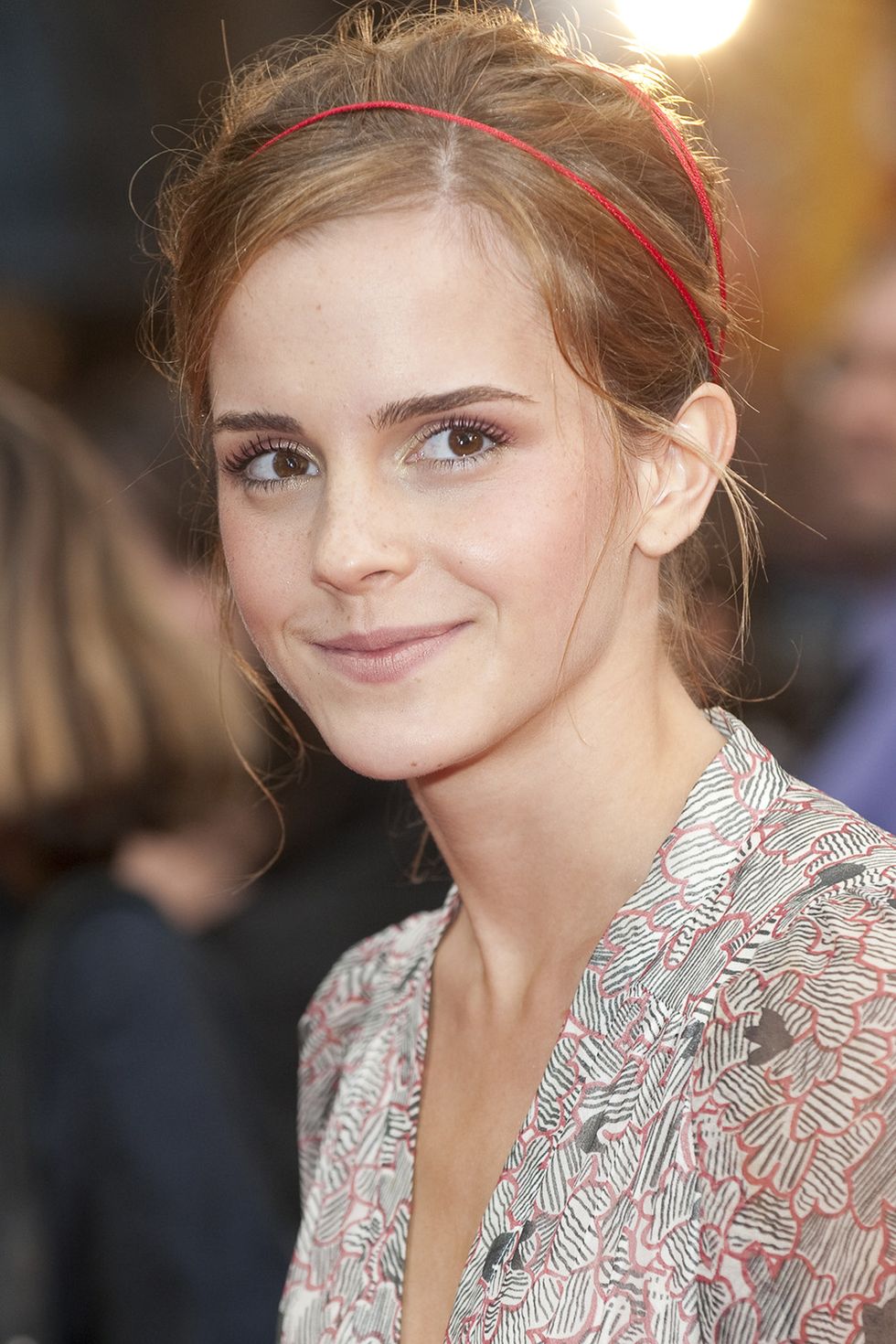 <p>This two-piece headband matched&nbsp;the delicate&nbsp;red details in her dress.</p>