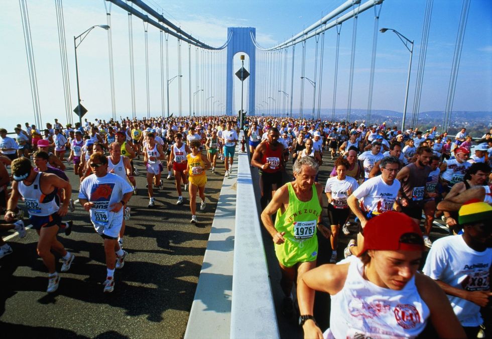 <p>A novembre, di solito durante il primo week end, si corre la famosa e storica <a href="http://www.elle.com/it/benessere/fitness/g1351/corse-running-autunno-2016/">Maratona di New York</a><strong> </strong>(<em>tcsnycmarathon.org</em> - nel 2016 l'appuntamento è il 6 novembre), la maratona più partecipata al mondo che si snoda attraverso i cinque grandi distretti della città. Partecipare non è semplice, dato che ogni anno arrivano agli organizzatori  circa 100mila richieste ogni anno da parte di partecipanti amatoriali, e solo una parte di esse potrà essere soddisfatta. La scelta dei partecipanti infatti avviene tramite un'estrazione a sorte. Si parte alle 10.10 da Staten Island, vicino al ponte di Verrazzano<span class="redactor-invisible-space">, si arriva a Central Park, e il limite massimo di tempo per portare a termine l'impresa è 8 ore e 30 minuti.</span></p>