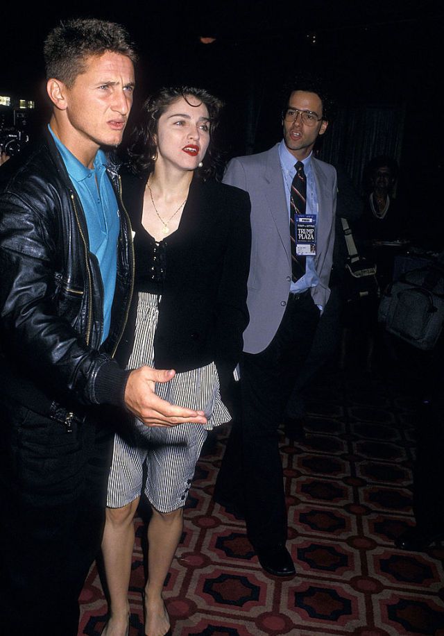 <p>Nel 1988 Madonna fa coppia con <strong>Sean Penn</strong>, ma, benché il loro sia stato un matrimonio zeppo di liti furibonde, zuffe, eccessi, il vero scandalo arrivo con il brano <em>Like a Prayer</em>. Che tra parentesi, ma manco troppo, è di una bellezza assoluta. Così come di una blasfemia totale. Perché se oggi Madonna è anche una <a href="http://www.elle.com/it/magazine/firme/a261/madonna-mamma-addolorata-sul-palco-per-il-figlio-rocco-finalmente-fragile-come-piace-alla-figlia-lourdes/" target="_blank">disposta a mostrarsi di tanto in tanto umana</a>, in quei ruggenti anni 80 asfaltava tutto ciò che le passava a tiro sotto la spinta della voglia di fare scandalo. E così mentre il teso della canzone allude a, ma guarda un po', un <strong>rapporto orale,</strong> nel video la vediamo che si dimena scollacciata tra croci che ardono di passione, un santo afro che pecca tra le sue braccia e miracolose stigmate ricevute all'altare. Risultato: i cattolici la scomunicano e la Pepsi strappa l'accordo pubblicitario da 5 milioni di dollari. </p>