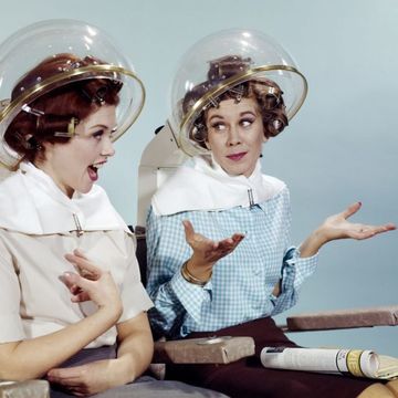 due donne sotto il casco del parrucchiere negli anni 60