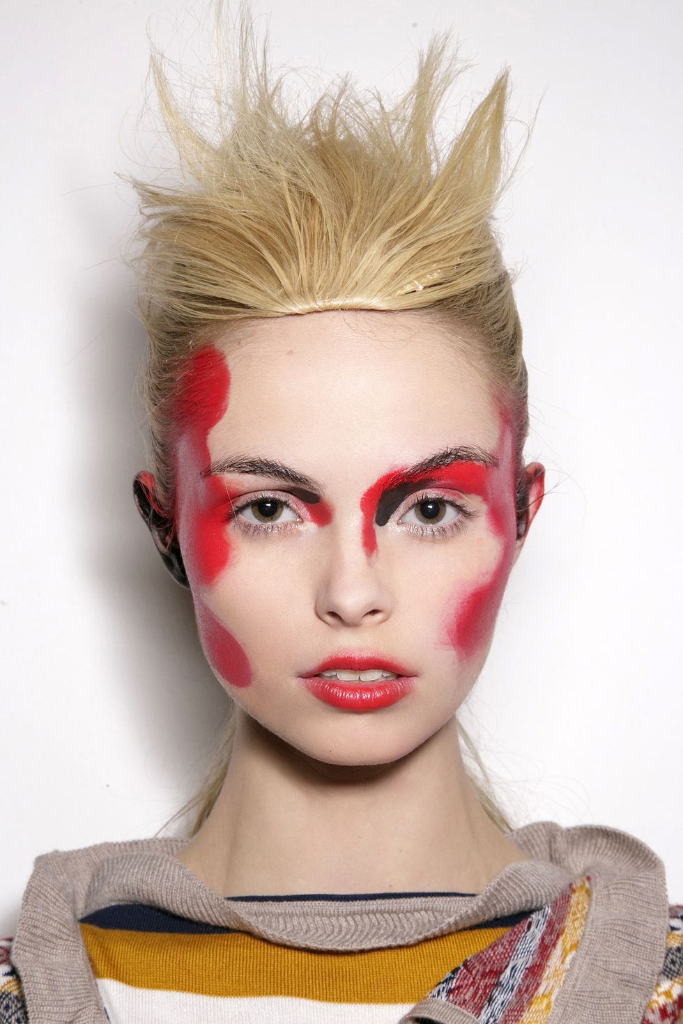 <p>Ricorda una pittura gouache, questo make up realizzato con ombretto in pasta rosso e rossetto. </p>