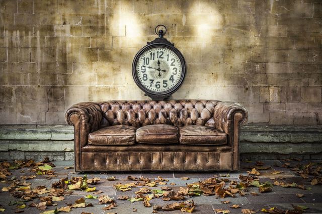 divano con orologio e foglie autunnali, rimedi omeopatici per cambio da ora legale a ora solare