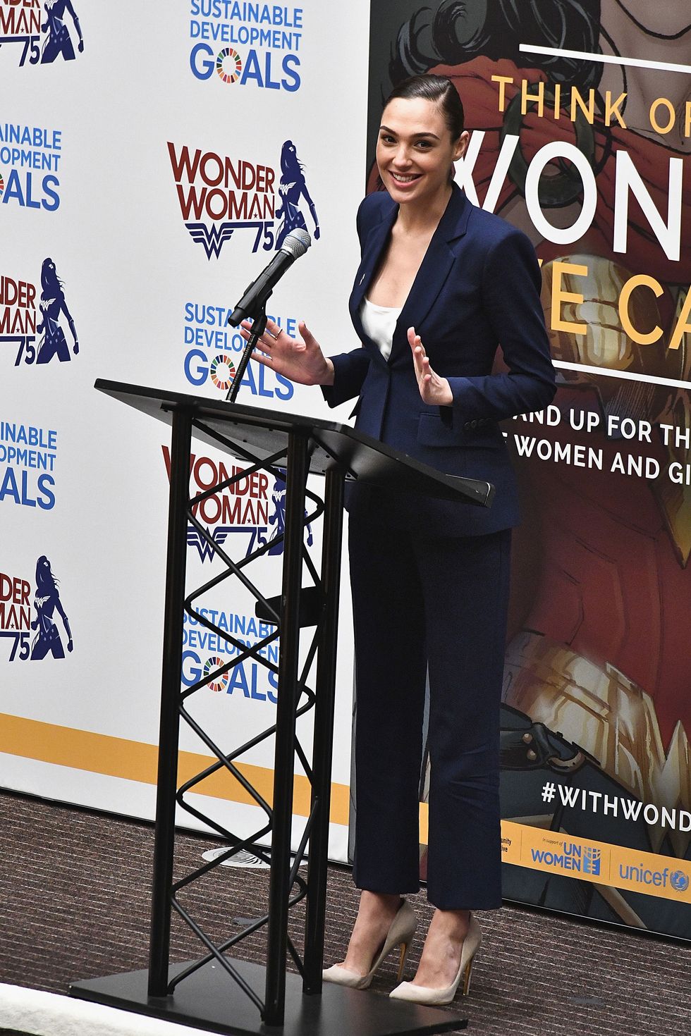 <p><strong></strong><strong>Gal Gadot</strong> ha scelto un completo blu scuro di <strong>Altuzarra</strong> alla cerimonia newyorchese del Wonder Woman Un Ambassador<span class="redactor-invisible-space">.</span></p>