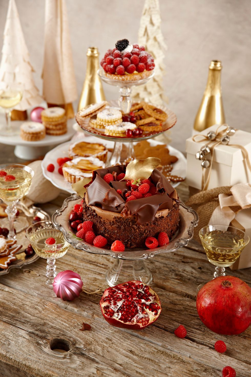 <p>Decorate the dessert table with pomegranates.</p>