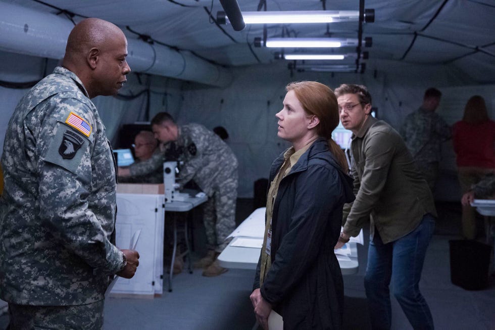 <p>All'arrivo di 12 enormi astronavi aliene in tutto il mondo, la linguista Louise Banks (Amy Adams) e il suo team cercano di comunicare con gli extraterrestri prima che inizi una guerra tra noi e loro. Nel film ci sono anche Jeremy Renner, Forest Whitaker e Michael Stuhlberg; si tratta di un adattamento del racconto <em data-redactor-tag="em">Storia della tua vita</em> di Ted Chiang.</p><p>Nei cinema italiani dal 24 novembre.</p>