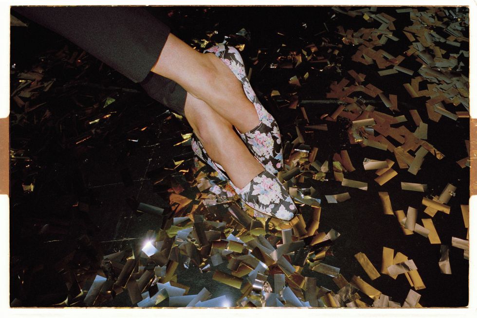 <p>Dai alle tue <strong>scarpe </strong>il piacere di essere le <strong>pantofole eleganti</strong> a fiori di Alexa Chung. </p><p>Pantaloni Dudley, scarpe York shoes</p>