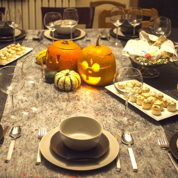 tavola di halloween con zucche intagliate