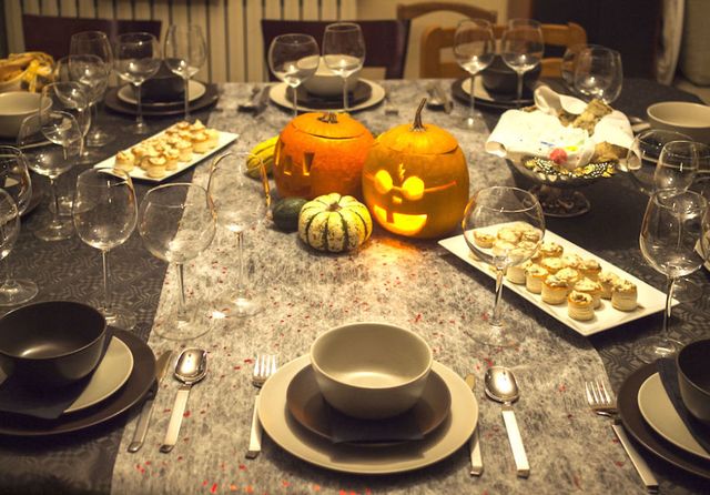 tavola di halloween con zucche intagliate