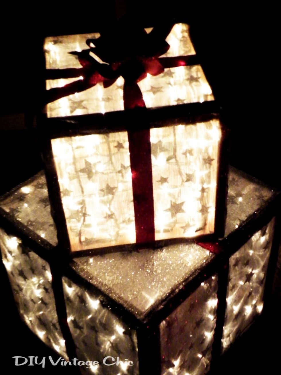 <p>Legno per creare l'intelaiatura, fiocchi e luci di Natale: crea un pacchetto e poi fascialo con la carta, accendi le luci e il gioco è fatto.  </p><p>(<a href="http://diy-vintage-chic.blogspot.com/2012/12/how-to-make-lighted-christmas-presents.html" target="_blank">DIY Vintage Chic).</a> </p>