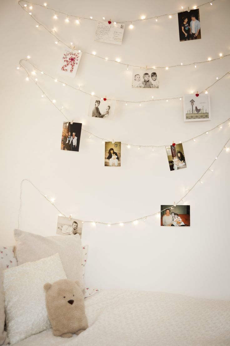 <p>Hai una parete di casa bianca e spoglia che aspetta solo un luccicante tocco natalizio? Accendila con fili di lucine bianche a cui appenderai foto di famiglia.</p><p>(<a href="http://www.lights4fun.co.uk/the-blog/bedroom-fairy-light-ideas-quick-easy-diy-fairy-light-wall/" target="_blank">Lights4Fun</a>). </p>
