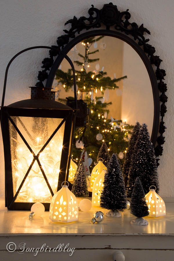 <p>Trucchetto natalizio: metti le luci vicino o di fronte a uno specchio per moltiplicare la magia.</p><p>(<a href="http://www.songbirdblog.com/christmas-fairy-lights/" target="_blank">Song Bird Blog</a>).</p>