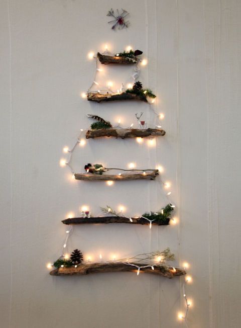 <p>Se non hai spazio per un grande albero di Natale, prova con questa deliziosa versione alternativa. Semplicemente, appendi al muro una serie di rami disposti a formare la sagoma di un abete e decora con luci di Natale, pigne e ramoscelli di pino.</p><p>(<a href="http://blog.freepeople.com/2012/12/diy-alternative-christmas-tree/" target="_blank">Free People Blog</a>). </p>