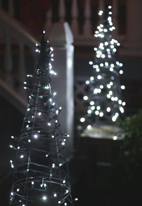 <p>I tutori per le piante o qualsiasi intelaiatura a cono sono perfette se decorate con luci led: non c'è decoro natalizio più semplice da realizzare! cages from the garden shed and wrap the wires with LED lights. This Christmas decoration couldn't be easier!</p><p>(<a href="http://www.17apart.com/2012/12/diy-tomato-cage-christmas-tree-lights.html" target="_blank">17 Apart</a>). </p>