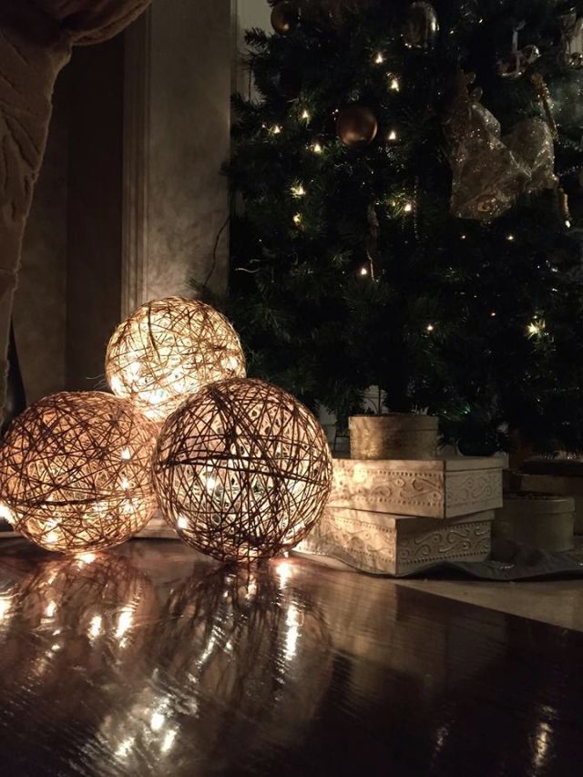 <p>Le sfere di spago sono uno degli oggetti più facili da decorare con le luci natalizie, e l'effetto finale è eccezionale.</p><p>(<a href="http://www.muchocrafts.com/2014/12/twine-spheres-diy.html#more" target="_blank">Mucho Crafts</a>). </p>