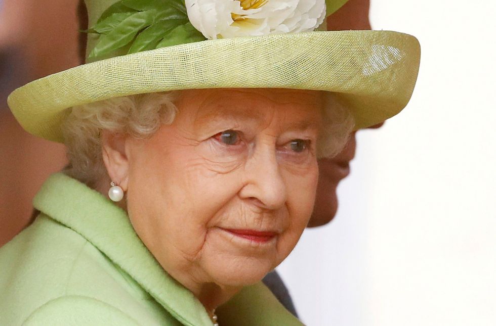 Su Netflix è disponibile The Crown, la serie tv che racconta la vita privata e i sessanta anni di regno della regina Elisabetta d'Inghilterra.