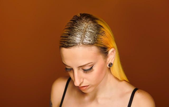 Capelli: le idee glitter hair