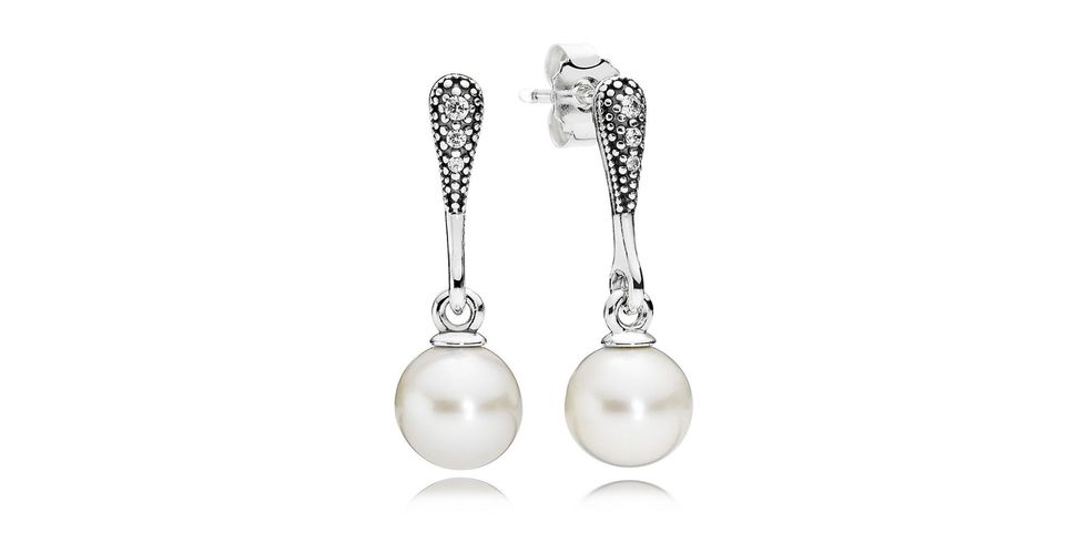 Ecco un regalo di Natale prezioso orecchini di perle  Pandora 99 euro