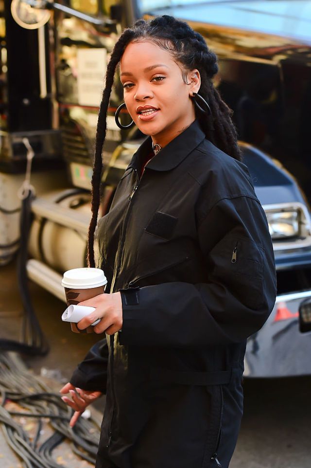 Rihanna con i capelli afro: i look con i deadlocks