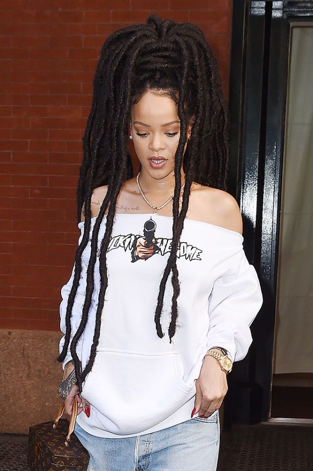 Rihanna con i capelli afro: i look con i deadlocks