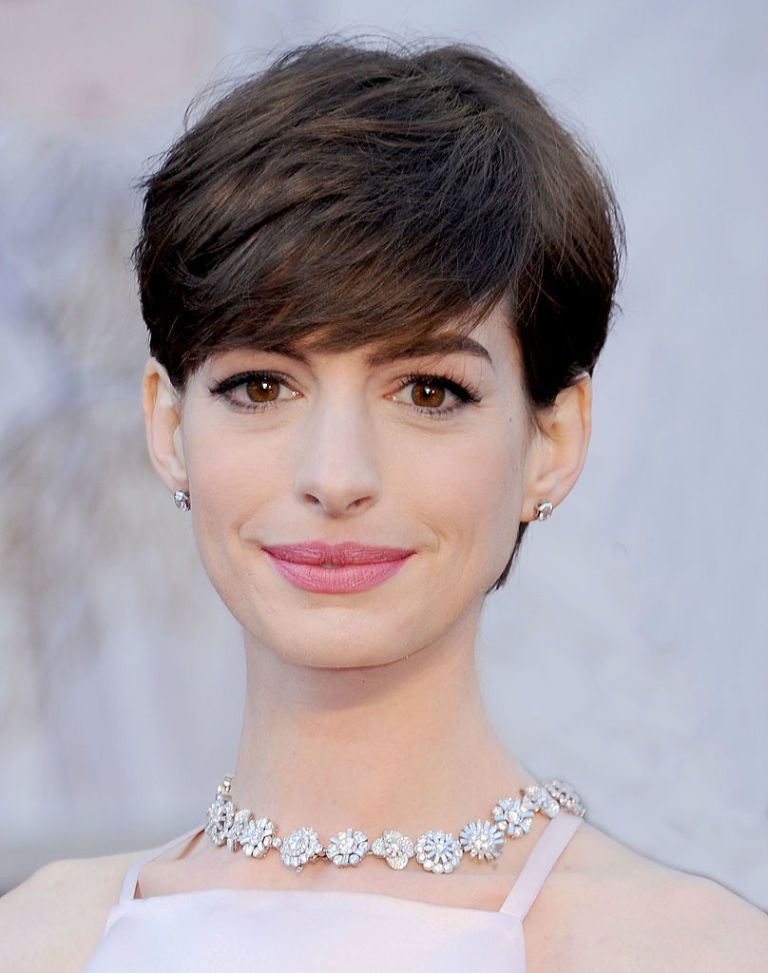 anne hathaway: i look dell'attrice