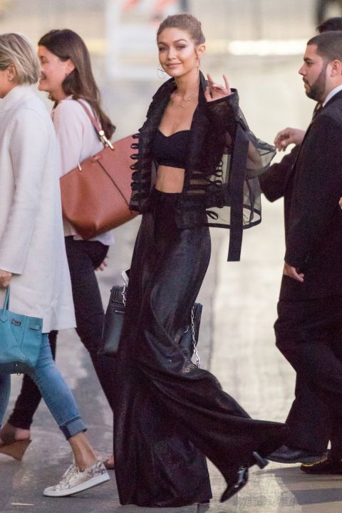 <p>Gigi Hadid ha indossato pantaloni a palazzo, bralette e una giacca nera trasparente.</p>