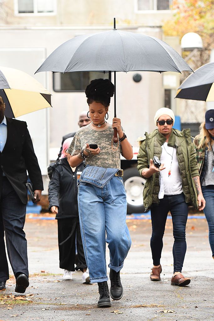 Rihanna con i capelli afro: i look con i deadlocks