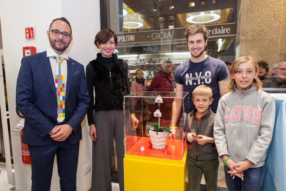 Lo scultore Riccardo Zangelmi all'apertura del Lego Store Milano.