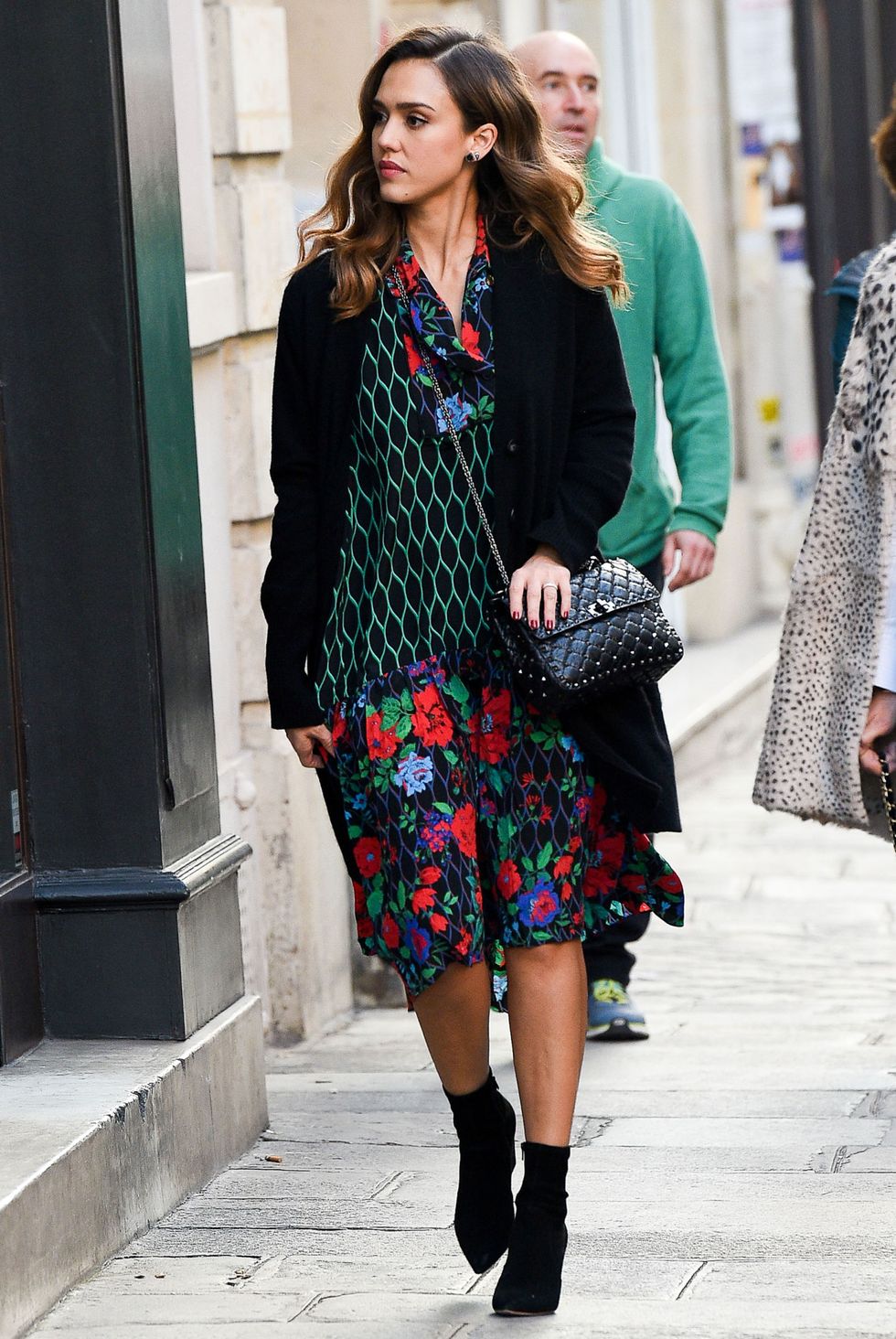 <p>Durante la Paris Fashion Week, l'attrice indossa un abito in seta della <a href="http://www.elle.com/it/moda/abbigliamento/g1644/hm-kenzo-collezione-look/">collezione Kenzo per H&amp;M</a>, borsa <strong data-redactor-tag="strong" data-verified="redactor">Valentino</strong> e ankle boots a punta.</p>