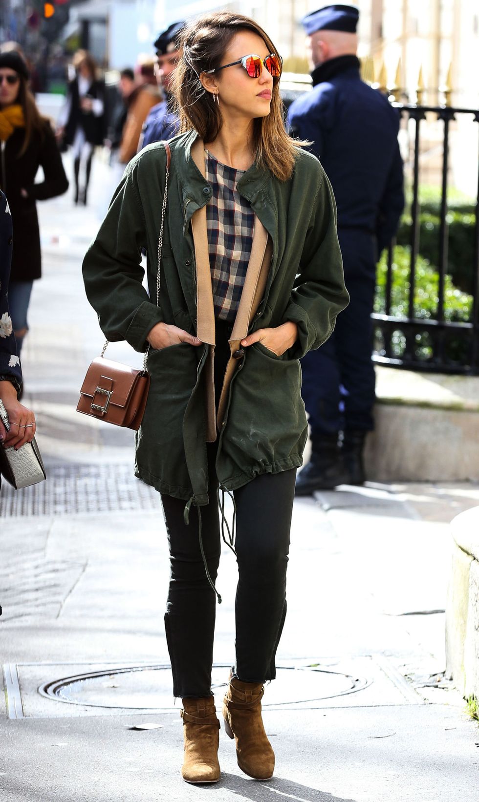 <p>Stile country per l'attrice per le vie di Parigi: maglia con stampa&nbsp;a quadri, giacca cammello e un cappotto khaki.&nbsp;</p>