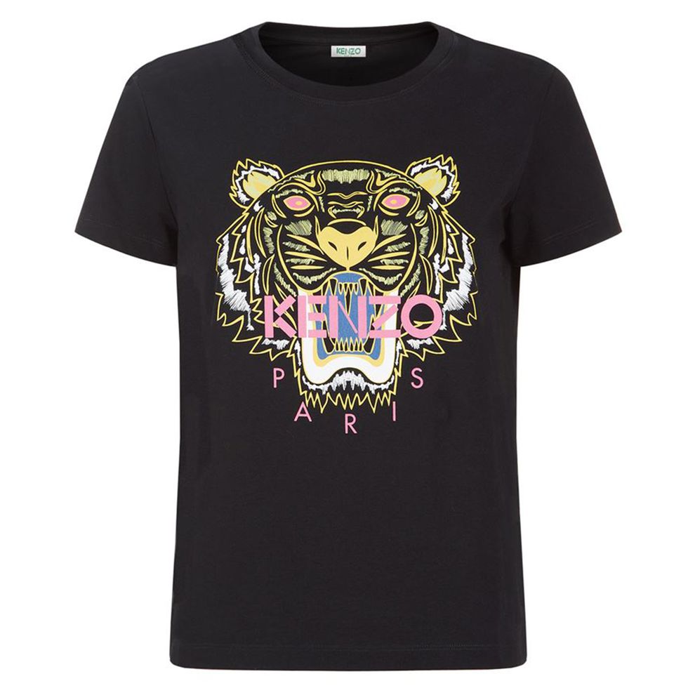 <p>Una t-shirt con la tigre di Kenzo non sarà mai fuori moda.&nbsp;</p><p>T-shirt, <strong data-redactor-tag="strong" data-verified="redactor">Kenzo</strong></p>