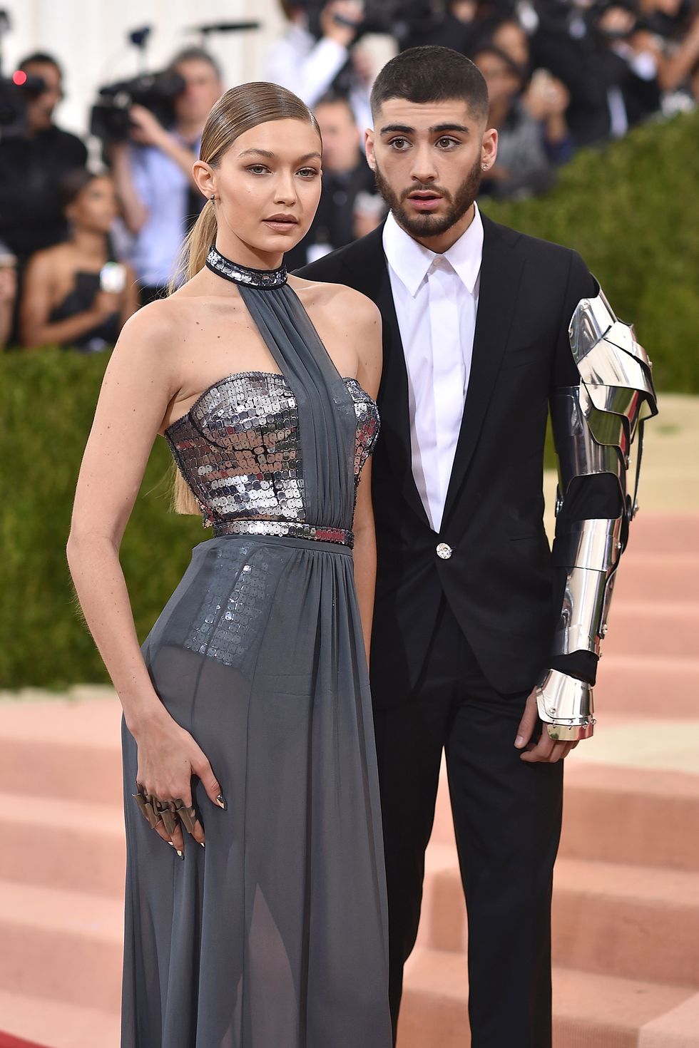 <p>Sia Gigi che Zayn hanno vissuto un grande anno. La modella, 21, è apparsa su diverse copertine e ha calcato varie passerelle, ha condotto due premi e ha disegnato <a href="http://www.elle.com/it/moda/abbigliamento/news/a2200/gigi-hadid-tommy-hilfiger-seconda-collezione/">una collezione con Tommy Hilfiger</a>. Il cantante, 23, ha celebrato la sua rottura con gli One Direction con un album solista uscito a marzo. La sua crescente familiarità con il mondo della moda (grazie a Gigi) lo ha aiutato a intraprendere una collaborazione con Versace, proprio sulle orme della sua fidanzata. I due ci hanno fatto preoccupare in estate con le <a href="http://www.elle.com/it/magazine/personaggi/a833/gigi-hadid-zayn-malik-rottura/">voci su una loro separazione</a>, ma stanno ancora felicemente insieme.</p><p><span data-redactor-tag="span" data-verified="redactor"></span></p>